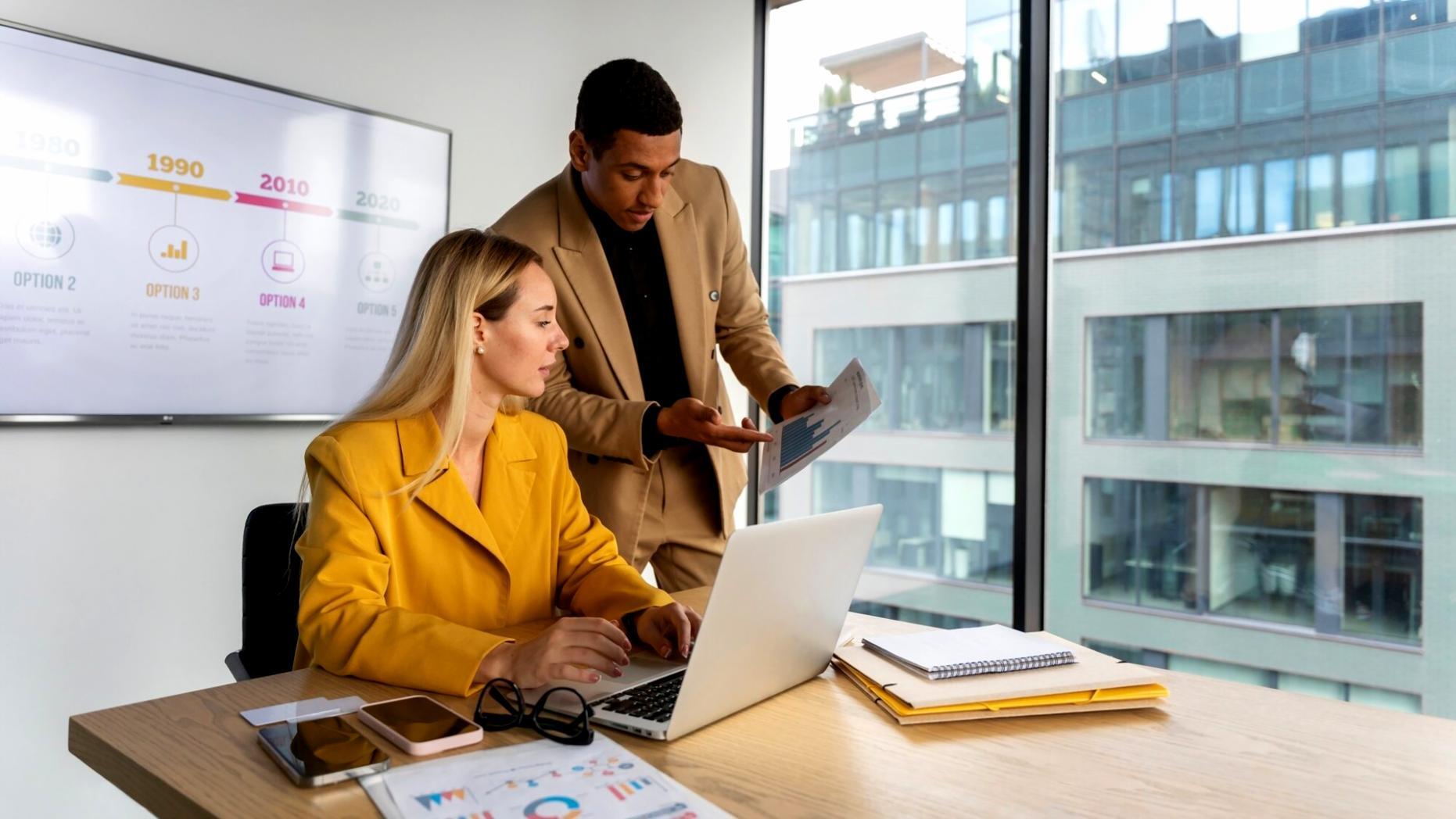Teilnehmende während einer Gruppenarbeit im Finanzworkshop